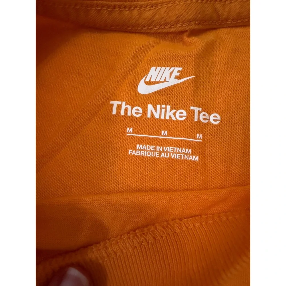 Nike Sportswear Essential Tee Mens Medium Orange Embroidered Futura Logo T-Shirt